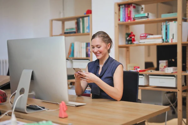 Jeune Femme Travaille Sur Bureau — Photo