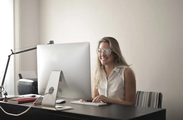 Молодая Женщина Счастливо Работает Компьютером — стоковое фото
