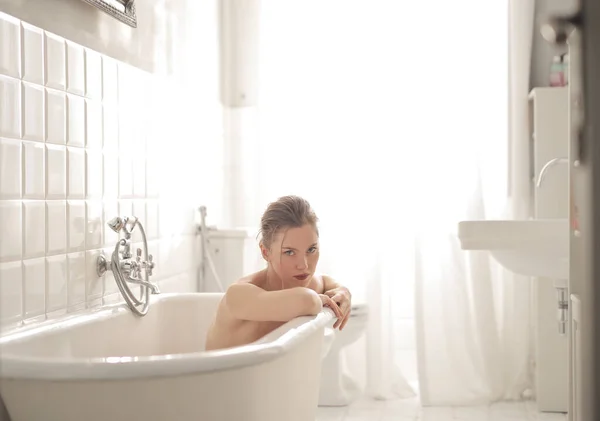 Junge Frau Einer Vintage Badewanne — Stockfoto