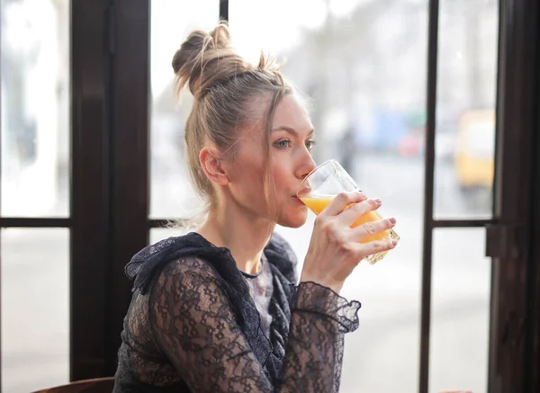 Ung Kvinna Dricker Ett Glas Apelsinläsk — Stockfoto