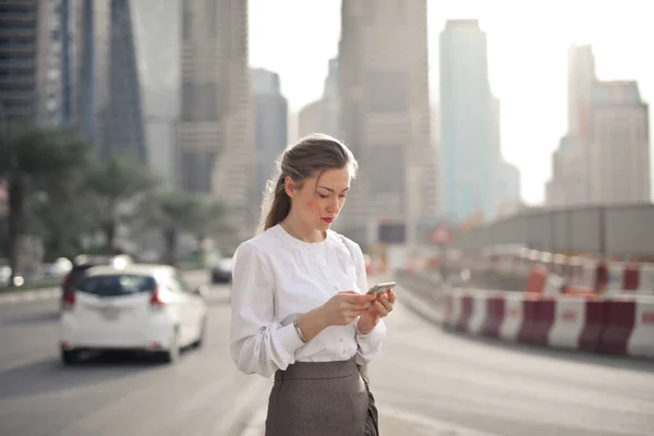 Mujer Ciudad Utiliza Smartphone —  Fotos de Stock