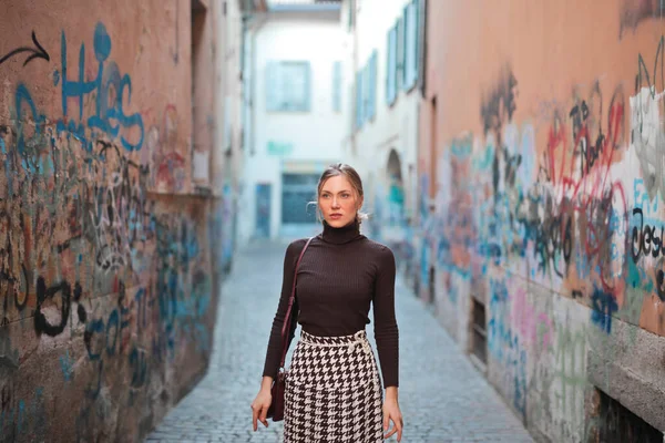 Jovem Mulher Beco Cheio Graffiti — Fotografia de Stock