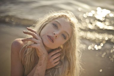 Sahilde genç ve güzel bir kadının portresi.