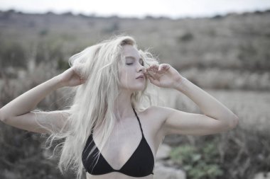 Doğayla iç içe bikinili güzel bir kadın.
