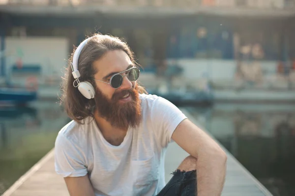 Portret Człowieka Słuchającego Muzyki Jeziorze — Zdjęcie stockowe