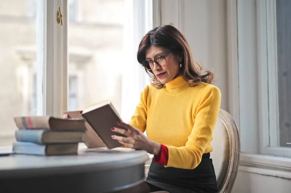 Young Woman Reads History Books — Photo