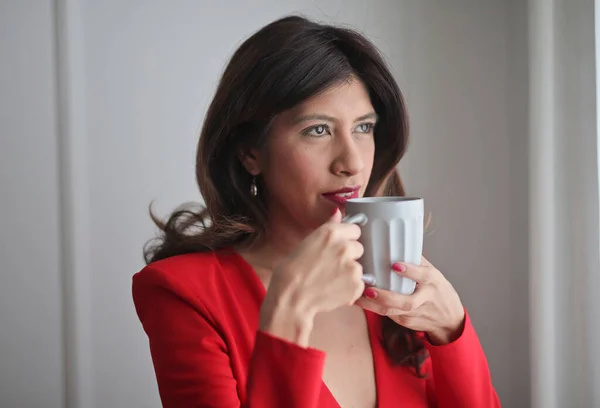 Junge Frau Trinkt Eine Tasse Tee — Stockfoto