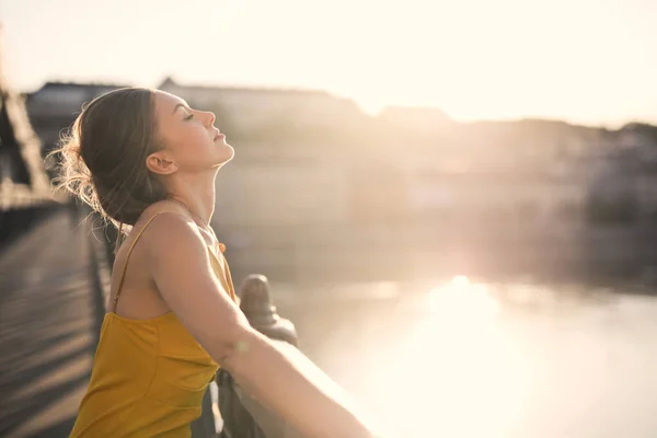 Young Woman Relaxes Enjoys Sun Rays Bridge — ストック写真