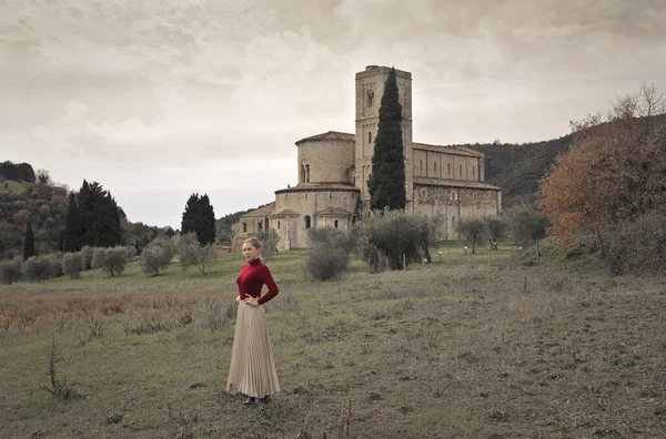 Giovane Donna Davanti All Abbazia Sant Antimo Toscana Italia — Foto Stock