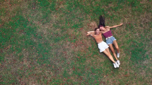Twee Vrouwen Gefotografeerd Met Een Drone Lezen Van Een Boek — Stockfoto