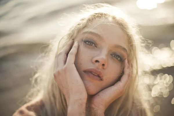 Retrato Uma Jovem Mulher Bonita Praia — Fotografia de Stock