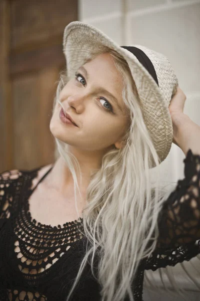 Retrato Uma Jovem Mulher Bonita Com Chapéu — Fotografia de Stock