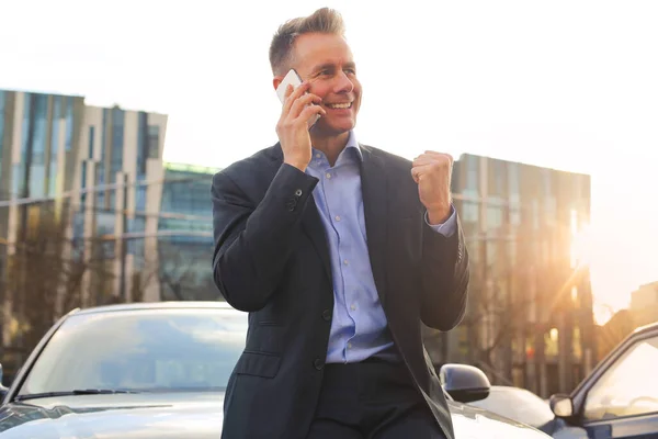 Homem Negócios Sorrindo Falando Telefone Cidade — Fotografia de Stock