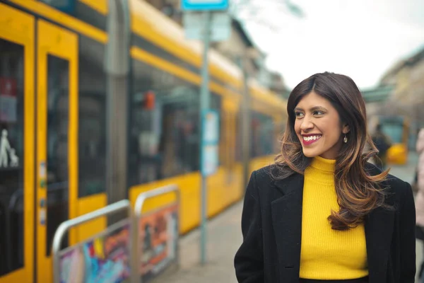 Porträt Einer Lächelnden Jungen Frau Hintergrund Eine Straßenbahn — Stockfoto
