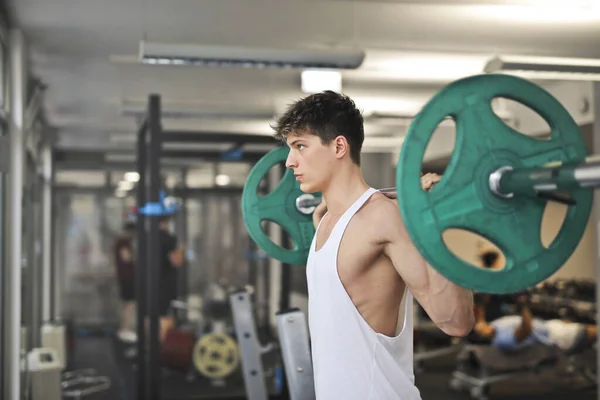 Νεαρός Άνδρας Κατά Διάρκεια Μιας Άσκησης Στο Γυμναστήριο — Φωτογραφία Αρχείου