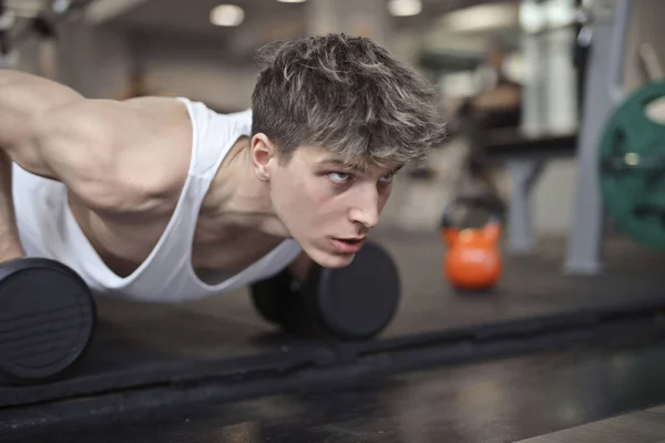 Νεαρός Άνδρας Κατά Διάρκεια Μιας Άσκησης Στο Γυμναστήριο — Φωτογραφία Αρχείου