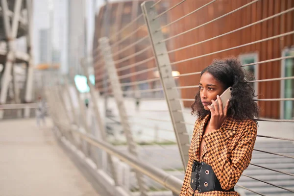 Mladý Černý Žena Telefonu Ulici — Stock fotografie