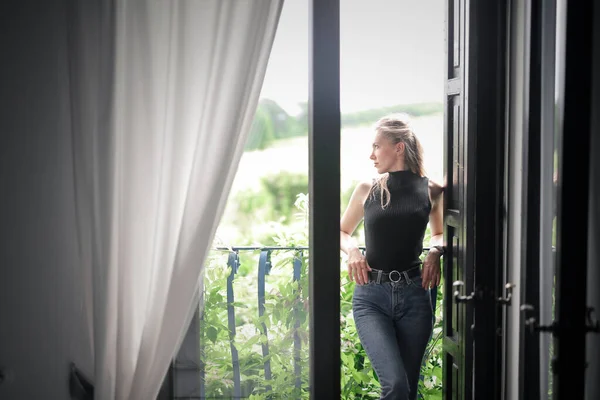 Красива Дівчина Балконі — стокове фото