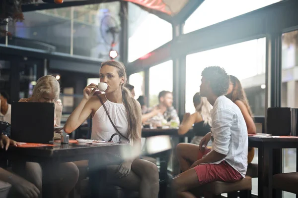 Groupe Garçons Filles Dans Bar — Photo