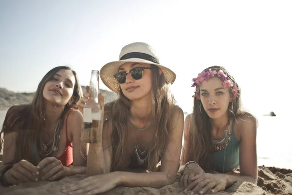 Group Smiling Girls Lying Beach — ストック写真