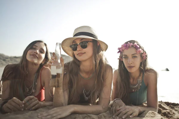 Gruppo Ragazze Sorridenti Sdraiate Sulla Spiaggia — Foto Stock