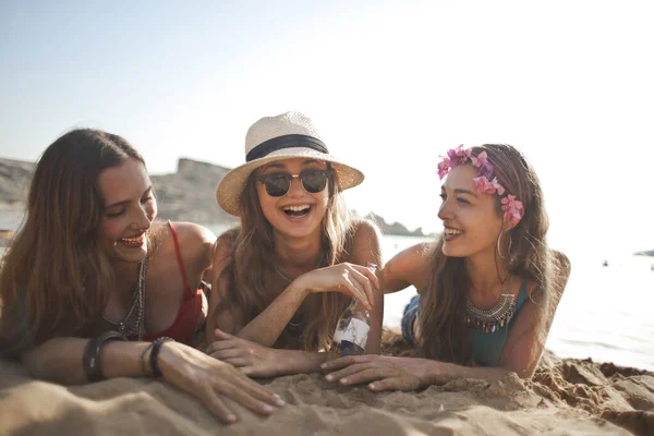 Grupo Chicas Sonrientes Tumbadas Playa —  Fotos de Stock