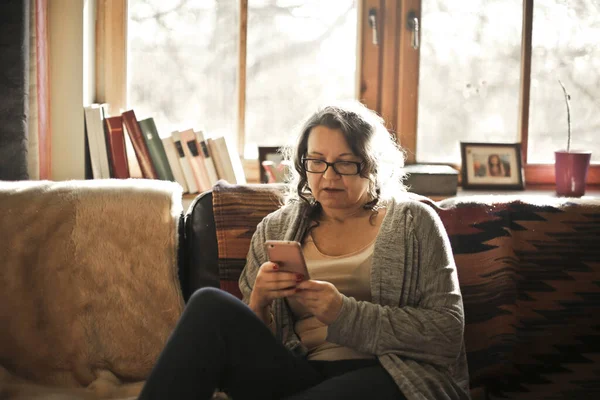 Porträt Einer Erwachsenen Frau Während Der Nutzung Eines Smartphones — Stockfoto
