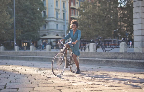 Jovem Mulher Negra Cidade Com Bicicleta — Fotografia de Stock