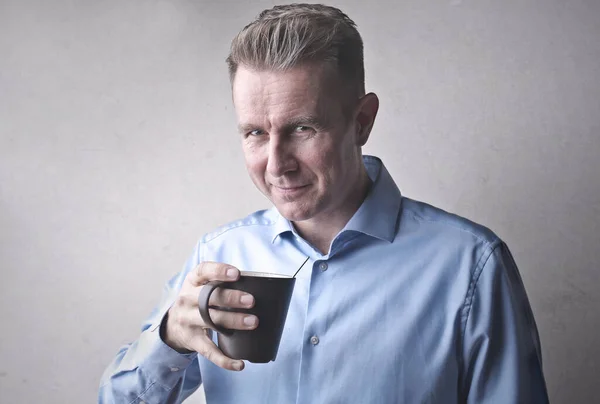 Porträt Eines Mannes Der Aus Einer Tasse Tee Trinkt — Stockfoto