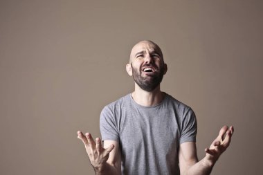 Umutsuzluk içinde çığlık atan genç adamın portresi.