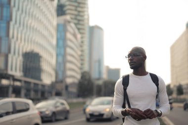 Genç siyah sokakta adam