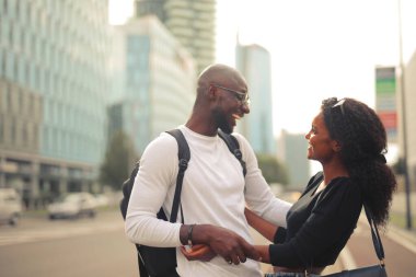 Genç kadın ve genç adam birbirlerine sarılıyorlar.