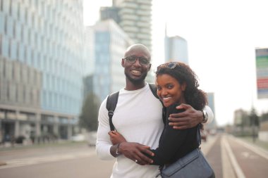 Genç kadın ve genç adam birbirlerine sarılıyorlar.