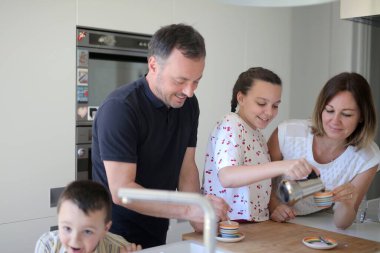 Baba oğul mutfakta.