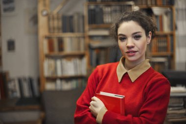 Kitaplığı'nda genç kadın portresi