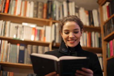 Kitaplığı'nda genç kadın portresi