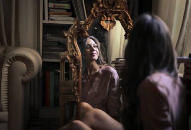 Aynadaki genç kadın.