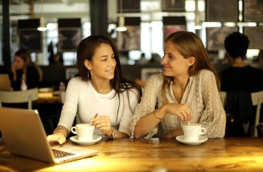 Barda iki kadın kahve içiyor.