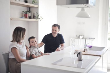 Modern bir mutfakta aile.