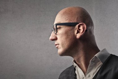 Kel adamın profil portresi