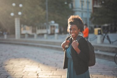 Sokaktaki genç siyahi kadın