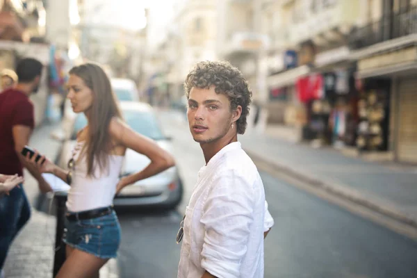 Porträt Eines Jungen Mannes Auf Der Straße — Stockfoto