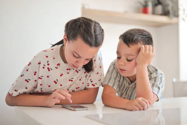 Twee Kinderen Gebruiken Een Smartphone Keuken — Stockfoto
