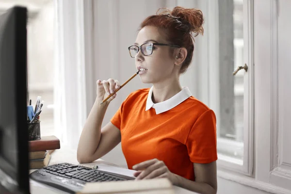 Mujer Joven Trabaja Ordenador — Foto de Stock