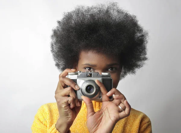 Jovem Mulher Detém Uma Câmera Vintage — Fotografia de Stock