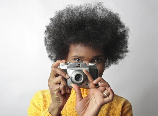 Mladá Žena Drží Vintage Fotoaparát — Stock fotografie