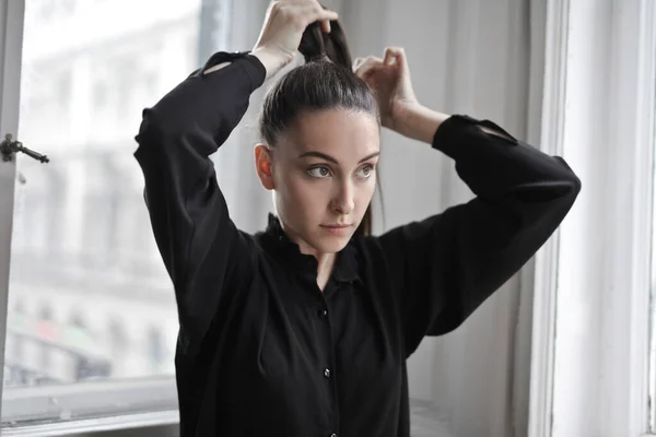Mladá Žena Dává Své Vlasy Zpět — Stock fotografie