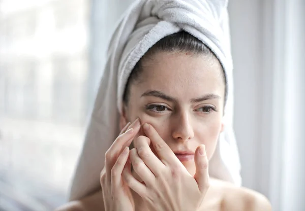 Young Woman Squeezes Pimple Her Face — Stock Photo, Image