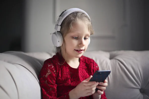 Little Girl Listens Music — Stock Photo, Image