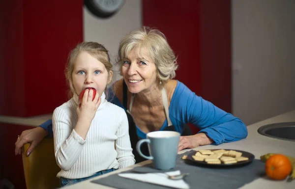 Grand Mère Petite Fille Dans Cuisine — Photo